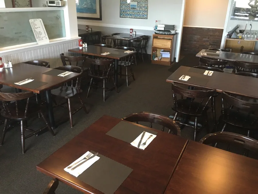 Schooners dining room